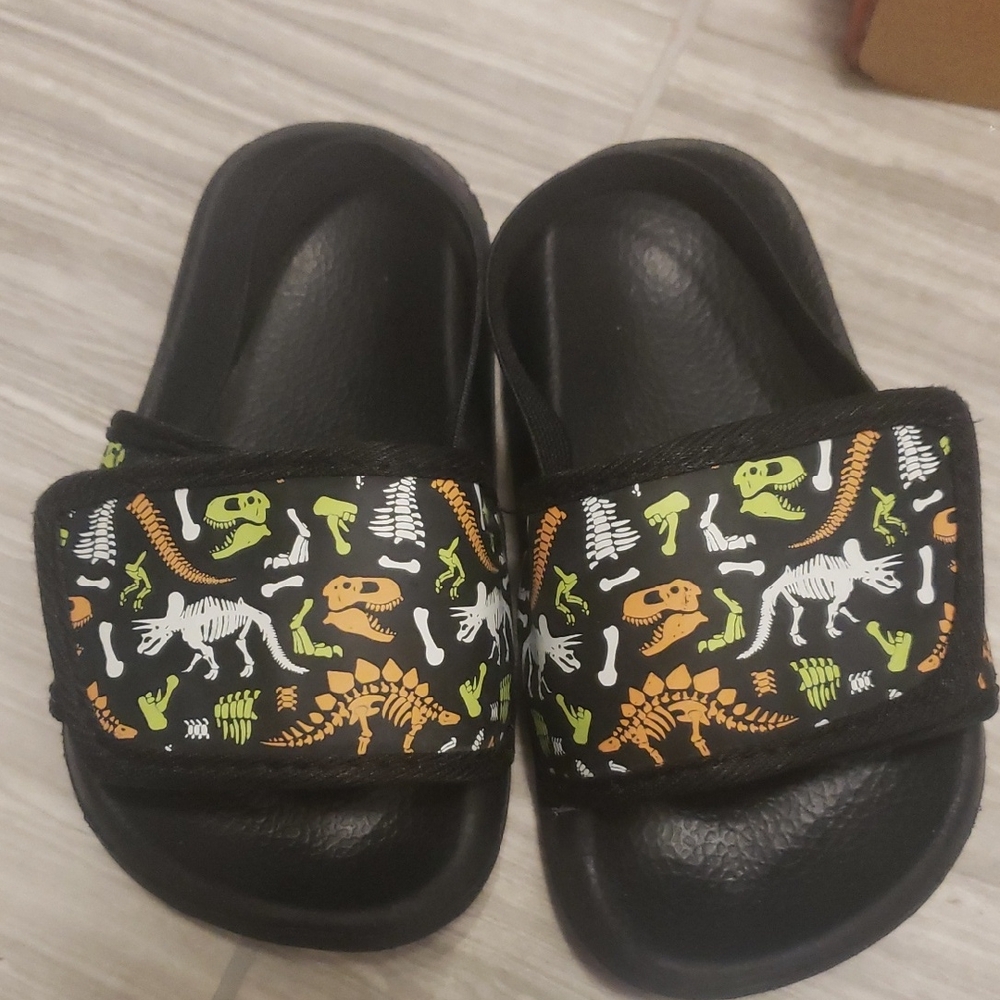 Kids Dinosaur Slide Sandals - Black and Green